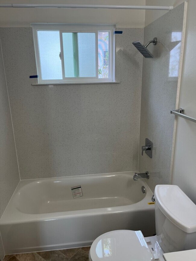 Building Photo - Spacious, Newly Remodeled, One Bedroom apartment