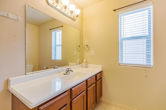 Building Photo - Beautiful 3 Bedroom/2 Bath Home
