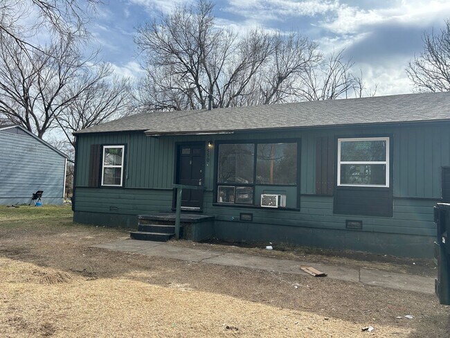 Building Photo - 3 Bedroom!