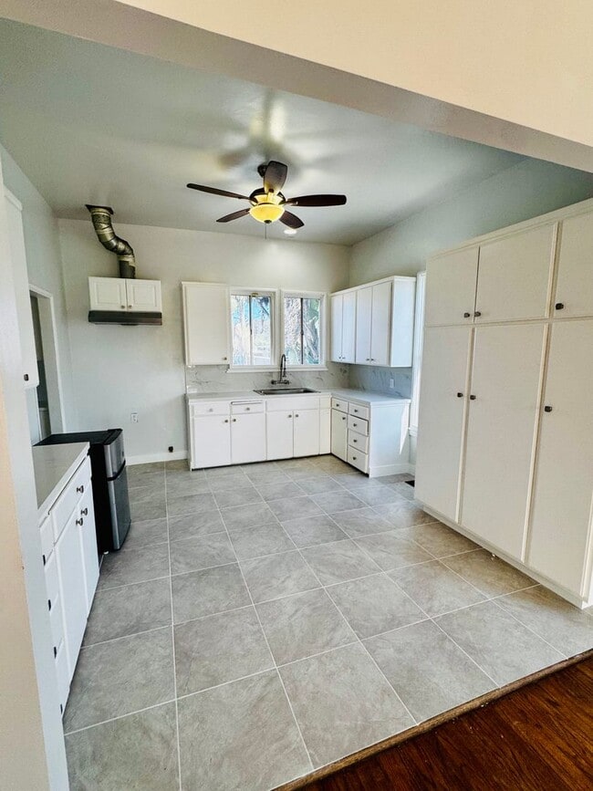 Building Photo - Two Bedroom Home with Enclosed Yard for Re...