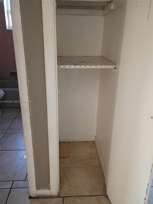 Building Photo - 1017 Chipola Rd