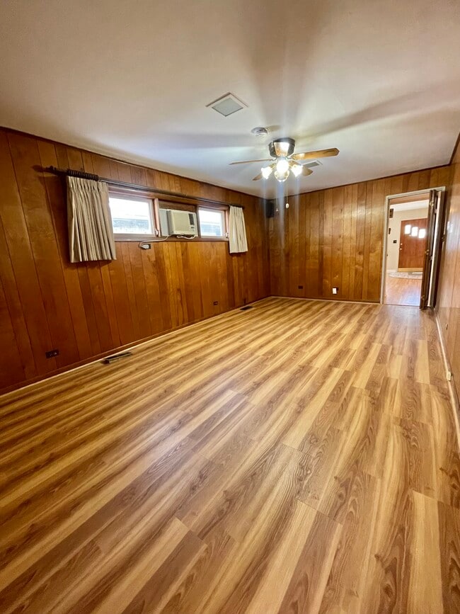 Building Photo - 6046 S Melvina Ave