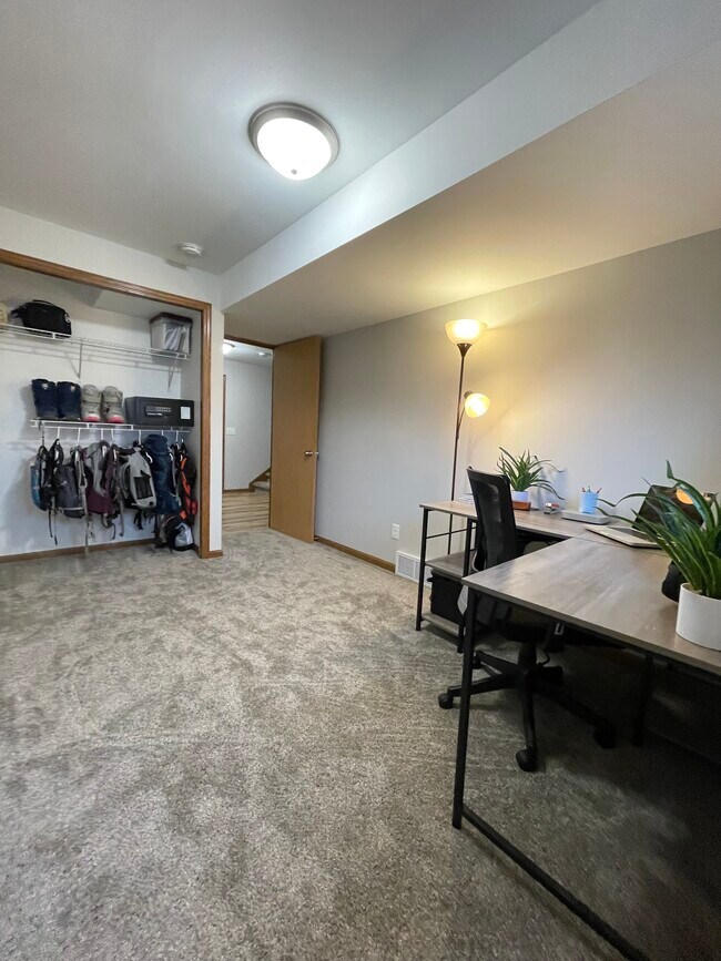 Building Photo - 3018 Maple Valley Dr