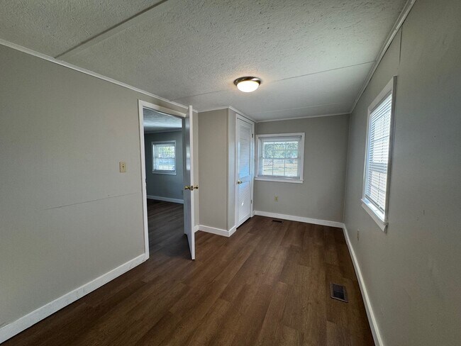 Building Photo - Newly Renovated 2 Bedroom 1-Bath in Grand ...