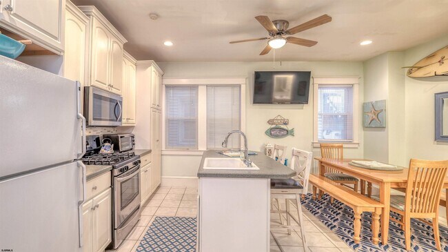 Building Photo - 1102 Wesley Ave