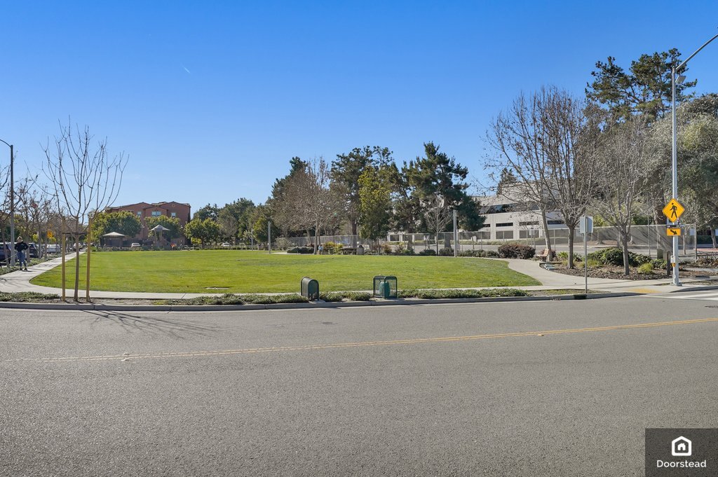 Building Photo - 584 De Guigne Dr