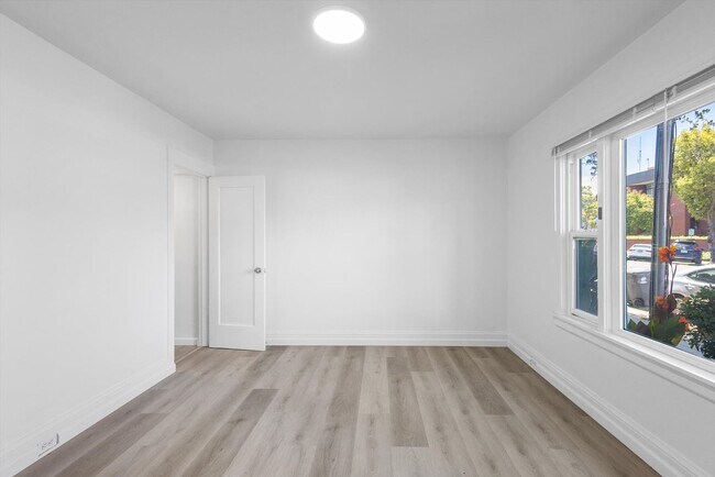 Building Photo - 2255 Lincoln Ave