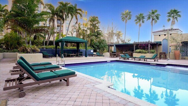 Building Photo - 520 SE 5 Ave