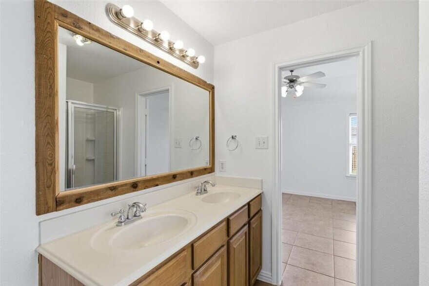 Building Photo - 1613 Grassy View Dr