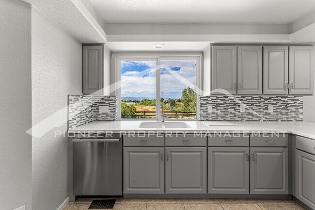 Building Photo - Stunning Home with Washer/Dryer and Central AC