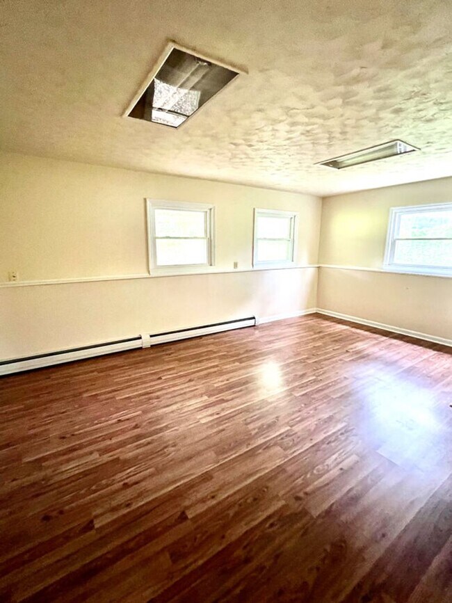 Building Photo - Spacious 5-Bedroom, 1.75 Bathroom Home in ...