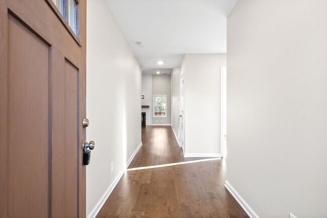 Building Photo - Pet Friendly Three Bedroom!