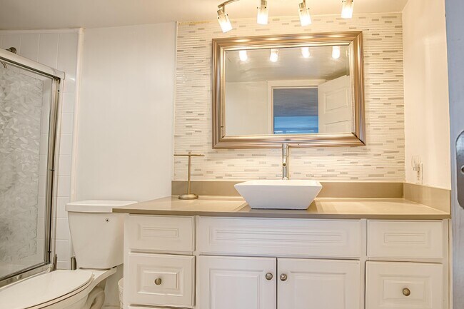 Building Photo - 2950 N Palm Aire Dr