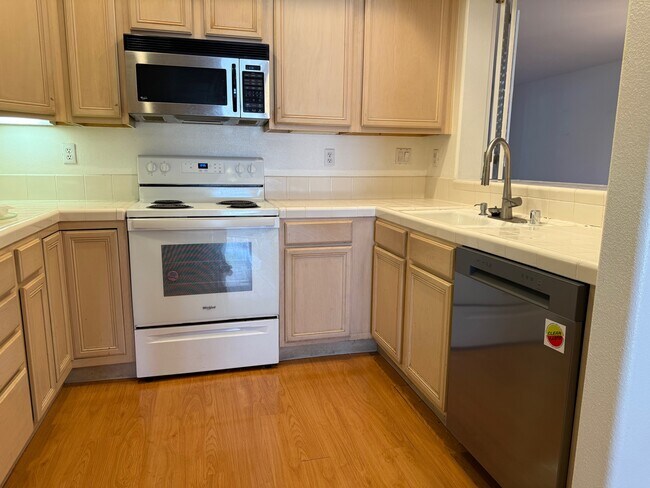Building Photo - 903 Sunrose Terrace