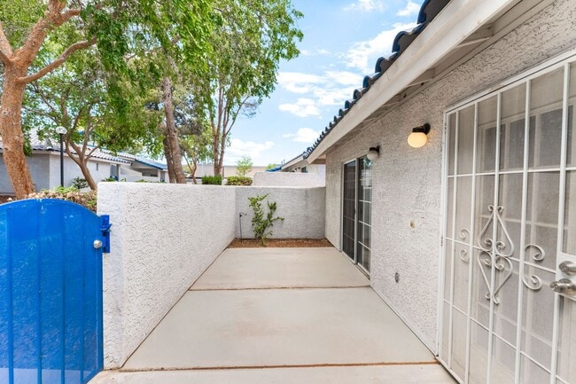 Building Photo - Single Story  2 bedroom and 2 bathroom Con...