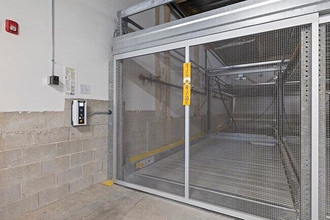 Building Photo - 267 Old Colony Ave