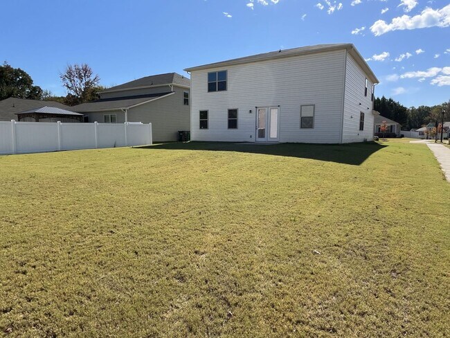 Building Photo - Spacious 5 Bed home in East Charlotte