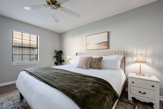 Building Photo - 17462 Front Beach Rd