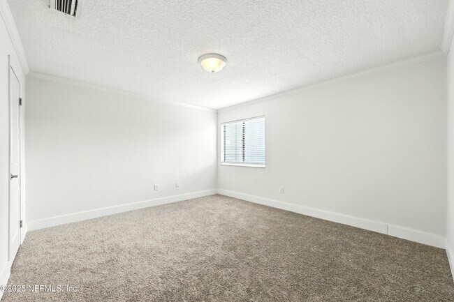 Building Photo - 16 Cove Rd