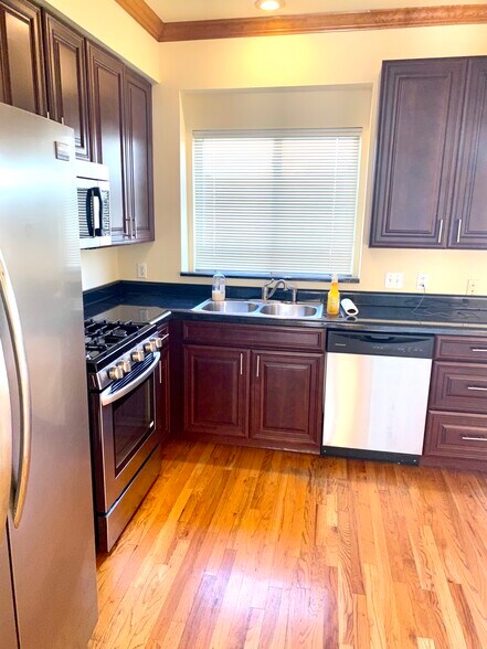 Building Photo - 5785 Kingsbury Pl