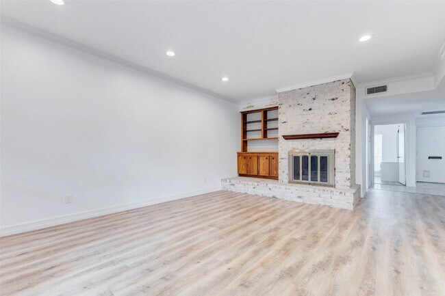 Building Photo - 10720 Briar Forest Dr