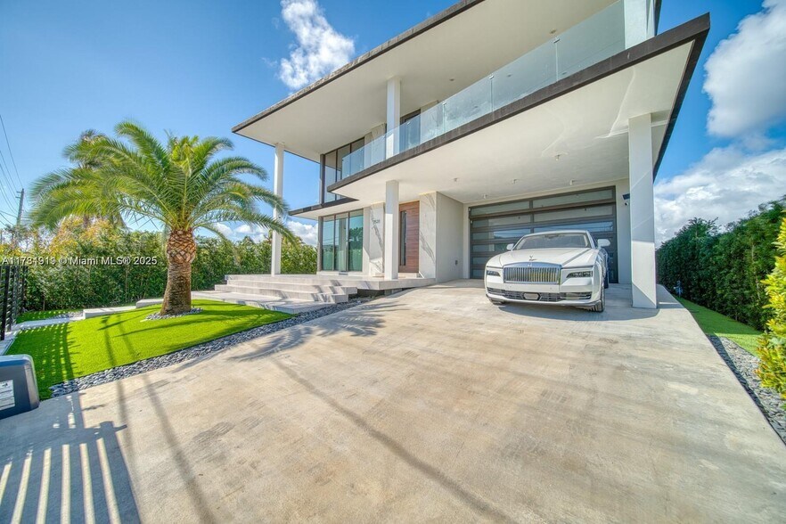 Primary Photo - 7520 W Treasure Dr