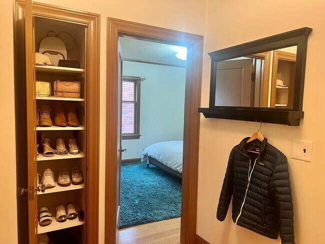 Building Photo - Stunning 3bed/3.5bath Brick Home in Ballard!