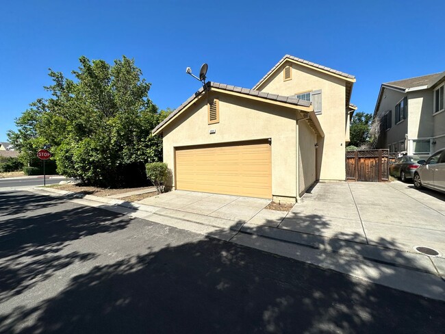 Building Photo - Beautiful 5 Bedroom, 3 Bath Mountain House...