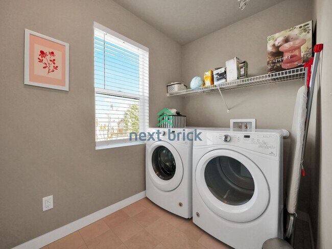 Building Photo - Gorgeous 3 Bed & 2.5 Bath Single Family House For Rent!