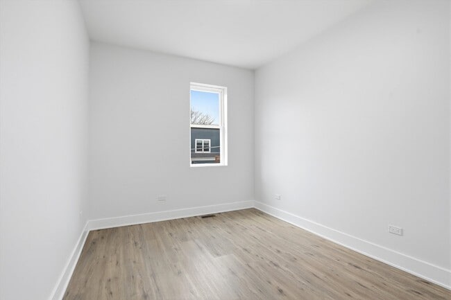 Building Photo - 3040 N Drake Ave