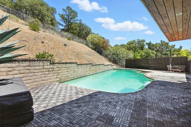 Building Photo - 1281 Crestview Dr