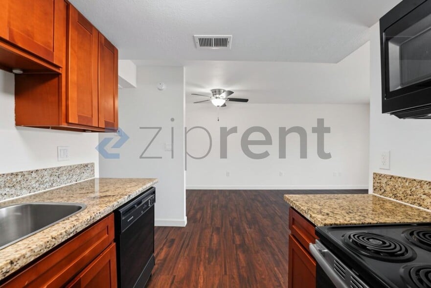 Building Photo - Unit B226