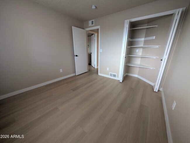 Building Photo - 533 W Guadalupe Rd