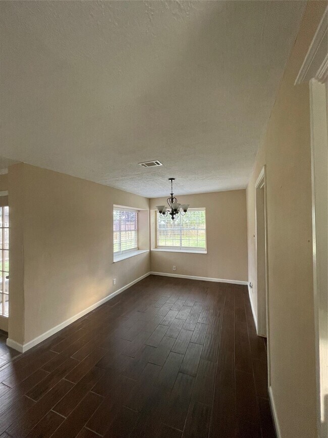 Building Photo - 4527 Geneva Dr