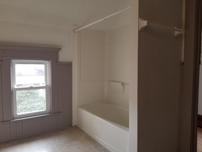 Building Photo - 1015 S Arch Ave