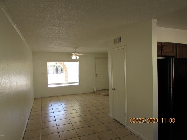 Building Photo - 1020 W La Jolla Dr