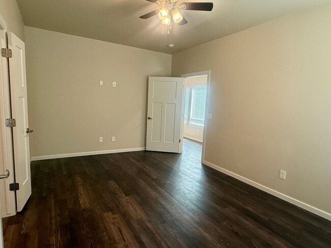 Building Photo - Large 3 Bed, 2 Bath in Beautifully Well-Maintained Neighborhood