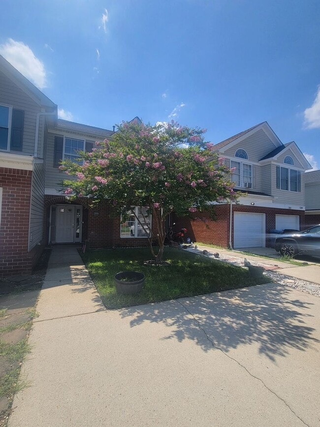 Building Photo - Beautifully Updated Townhouse in Sought-Af...
