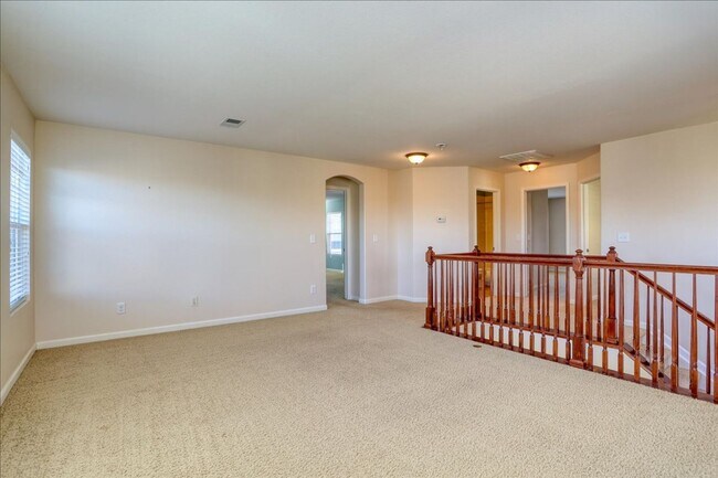 Building Photo - Awesome 3bed/3bath/2car garage on a quiet street in Aurora!