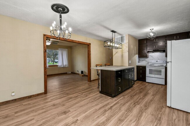 Building Photo - 3 Bed, 2 Bath Home for Rent Near Tom Watkins Park