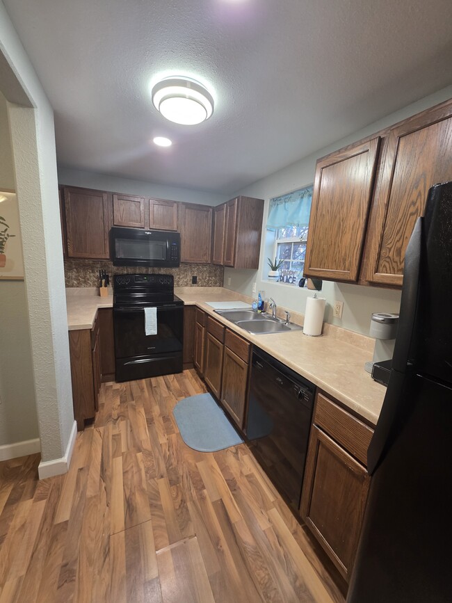 Building Photo - Oasis on F