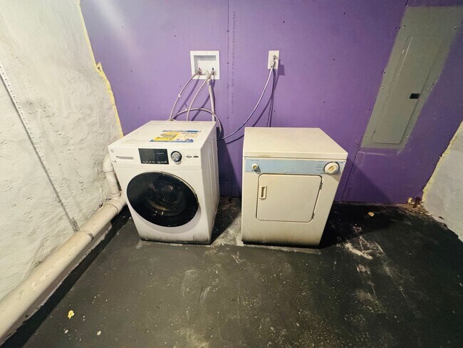 Building Photo - Refreshed 3bd/1bath House! Section 8 ONLY!