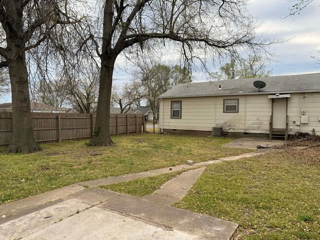 Building Photo - Adorable Renovated 2-Bed, 1-Bath with Garage—Enjoy the Charm of West Tulsa Living Near River Parks
