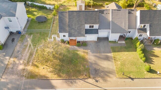 Building Photo - 670 Middletown Ave