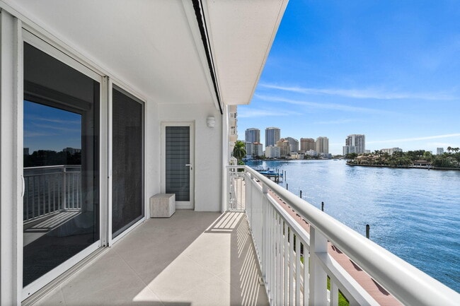 Building Photo - 511 Bayshore Dr