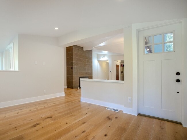 Building Photo - Beautiful 3br/2bth - SW Portland