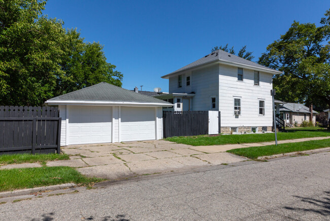 Building Photo - 2420 Maplewood Ave