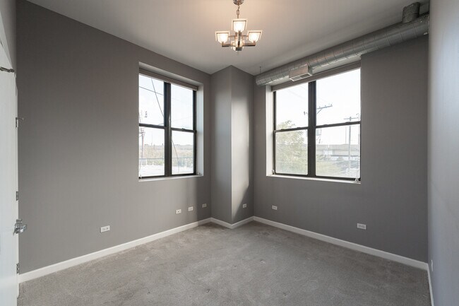 Building Photo - 1560 W Wabansia Ave