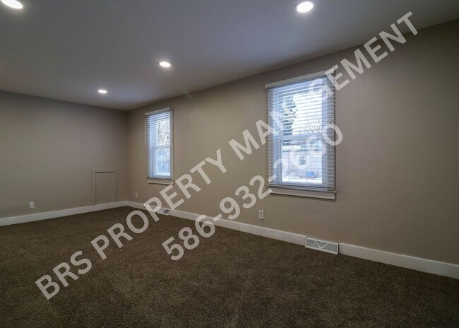 Building Photo - 3 Bedroom 1 Bathroom corner lot in Rochester Hills