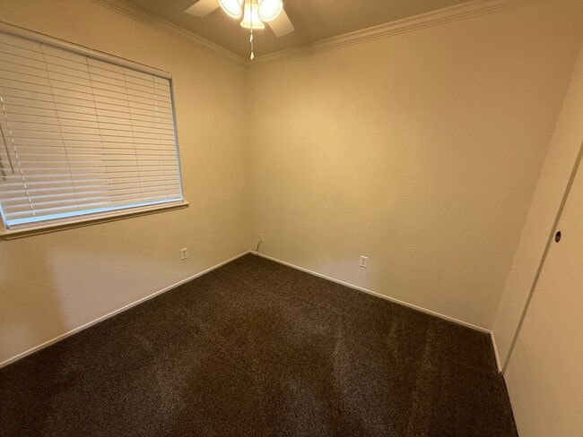 Building Photo - 9256 Colonsay Way